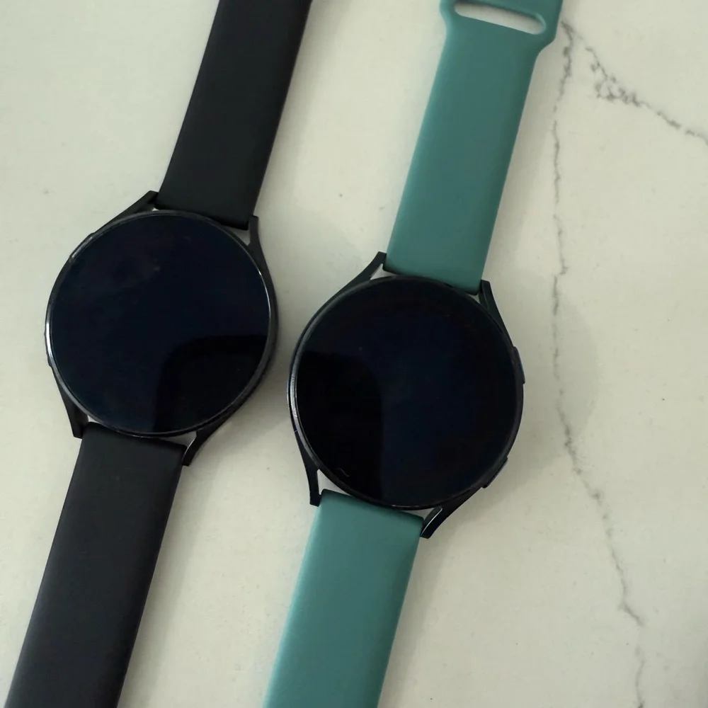 Samsung Galaxy Watch4 44mm LTE— Teal Silicone Band & black 2 Available